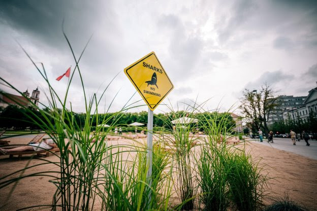 Pop-up summer beach replaces largest square in Vilnius