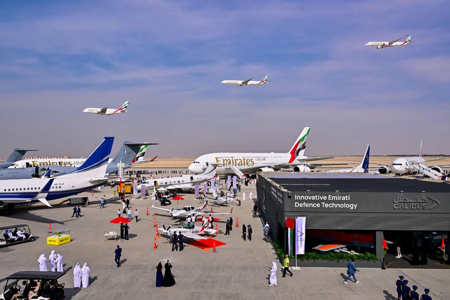 Emirates wzmacnia flotę i zachwyca pokazem na Dubai Airshow 2025
