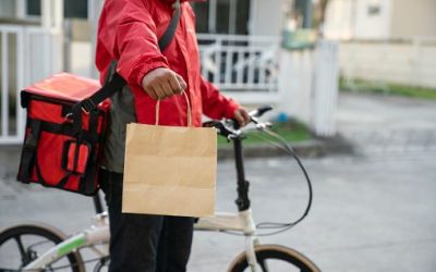 Q-commerce przestaje się kojarzyć wyłącznie z jedzeniem. Kurierzy w kilkanaście minut dostarczają też elektronikę czy kwiaty