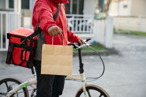 Q-commerce przestaje się kojarzyć wyłącznie z jedzeniem. Kurierzy w kilkanaście minut dostarczają też elektronikę czy kwiaty