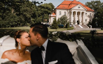 Śluby w zabytkach wracają do łask. Dlaczego pary młode coraz częściej wybierają pałace i rezydencje?