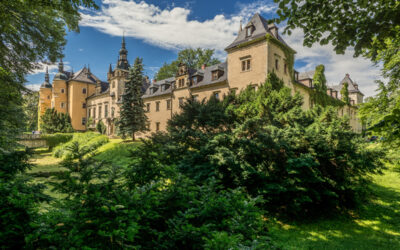 Zamki jak z planu „Bridgertonów”. Polacy chcą podróżować z rozmachem – historyczne rezydencje wracają do łask