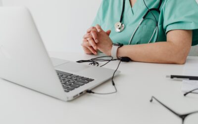 Lekarz w zasięgu telefonu, czyli jak ubezpieczeni dbają o zdrowie na urlopie