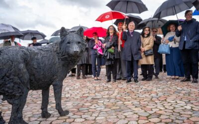 Vilnius and Rome: Capitals Connected by Mythical Wolves Install Italian Artwork on Gediminas Hill